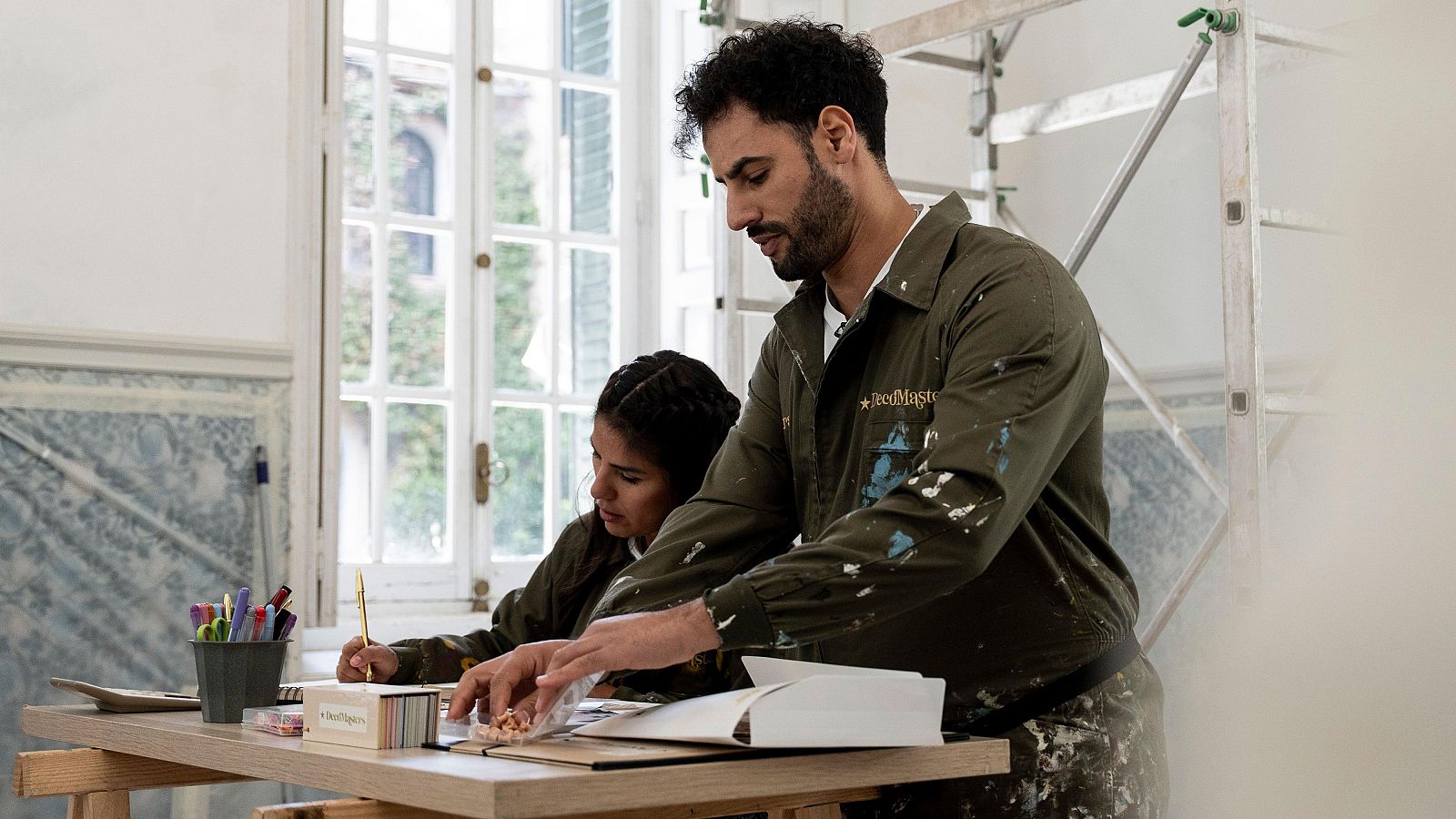 Asraf bromea con sus antojos mientras Isa le anima - Decomasters | Ver