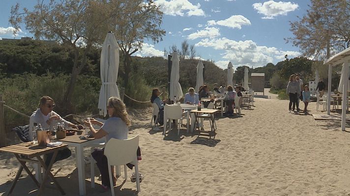 Informatiu Balear - Arrenca la temporada turística amb l'obertura dels restaurants a peu de platja