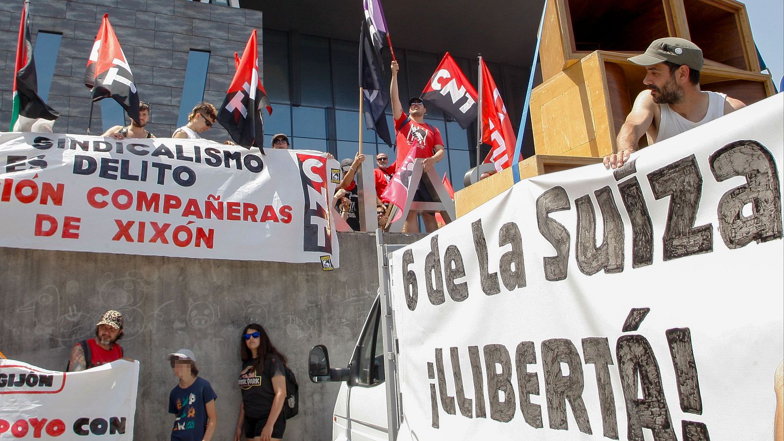 El Gobierno indultará a Las seis de La Suiza, las sindicalistas condenadas por coaccionar al dueño de una pastelería de Gijón