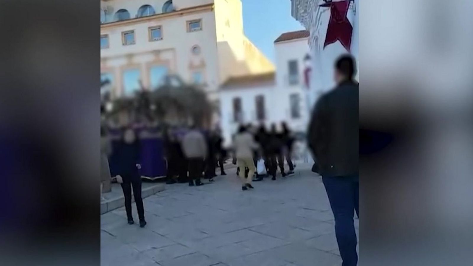 Una procesión de Badajoz termina en pelea - Mañaneros 360 | Ver