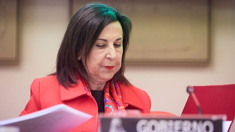 El Gobierno insiste en que es compatible rechazar el ataque a Irán con el compromiso de España con la OTAN y reivindica su decisión de restringir el uso de las bases norteamericanas. Lo ha dicho este martes la ministra de Defensa, Margarita Robles. El PP, por su parte, critica que el Ejecutivo ha generado una crisis diplomática con EE.UU.