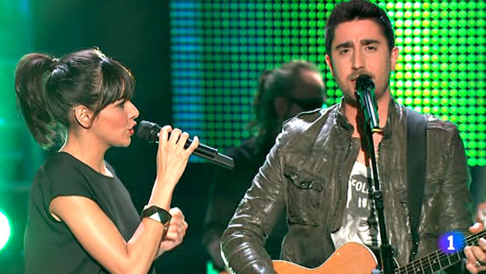 ESDM y Álex Ubago cantan 'Ojos de cielo'