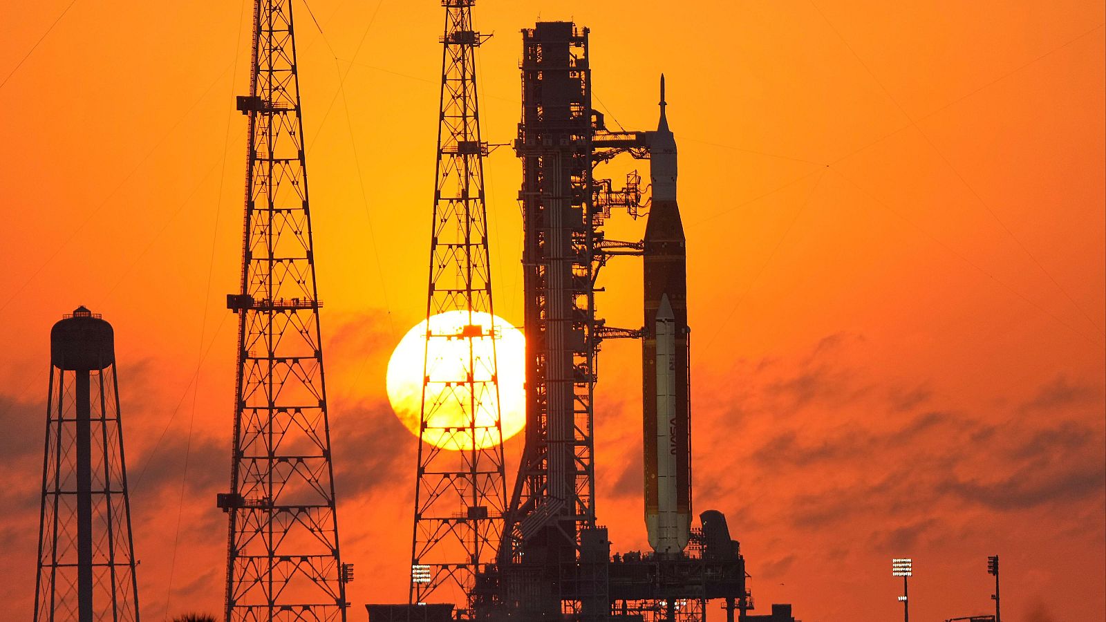 La misión de la NASA para volver a la Luna más de medio siglo después - La tarde en 24h | Ver