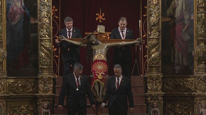 Informatiu Balear - Devoció en el davallament del Sant Crist de la Sang a Palma