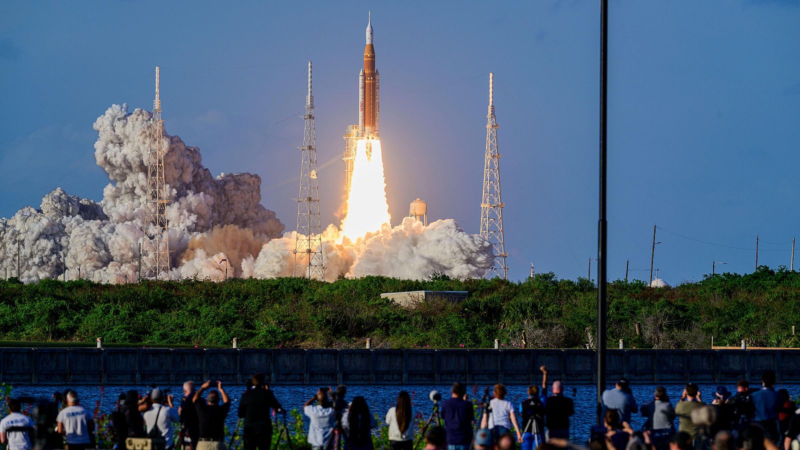 Los astronautas de Artemis II ajustan la trayectoria de la nave Orion para poner rumbo a la Luna