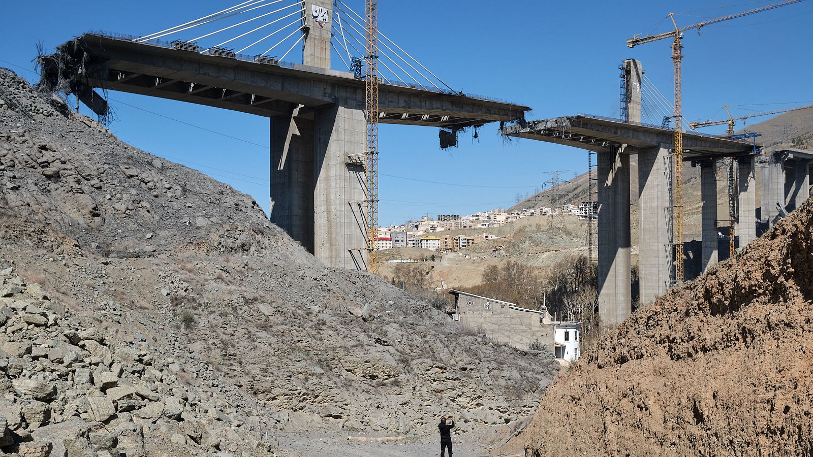 EE.UU. destruye el mayor puente de Irán y crece la tensión al cumplirse 35 días de guerra - Informativo 24h | Ver