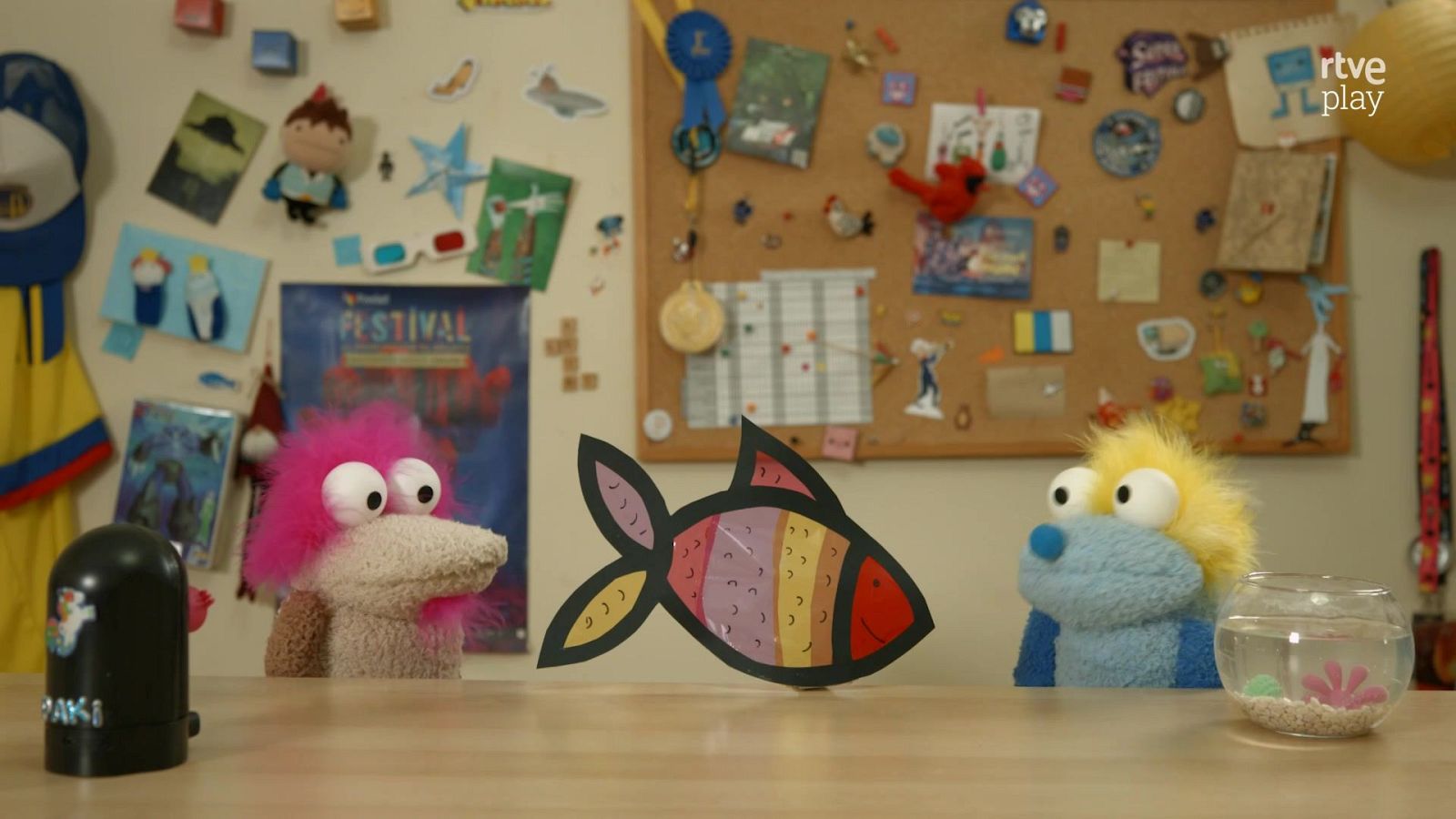 Agus y Lui - Atrapasoles con papel celofán (vidriera) - Agus & Lui: Churros y Crafts | Ver