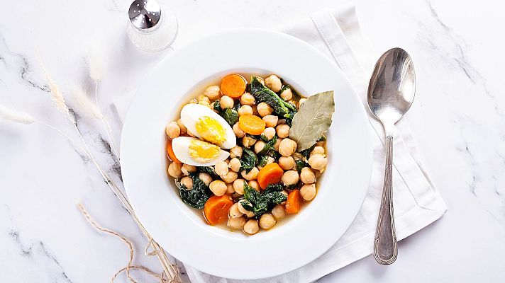 Telediario 1 - Los restaurantes adaptan sus platos a la Semana Santa con potajes de vigilia, croquetas de bacalao y torrijas