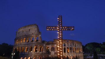 El Coliseo acoge el V�a Crucis del Viernes Santo con mensajes sobre la guerra y el abuso de poder