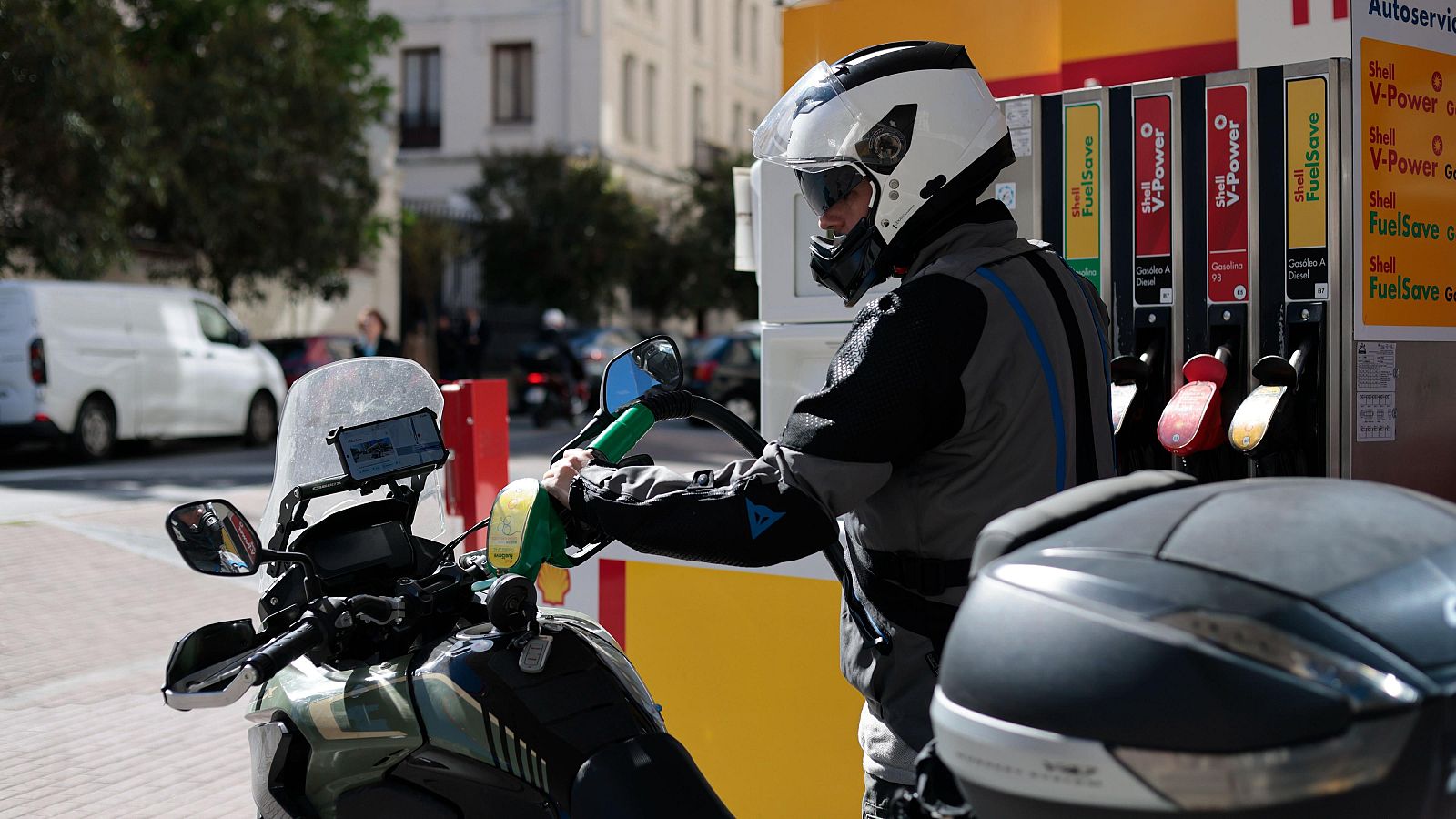 Las gasolineras lanzan ofertas para fidelizar y conseguir más clientes en un clima de incertidumbre energética | Ver