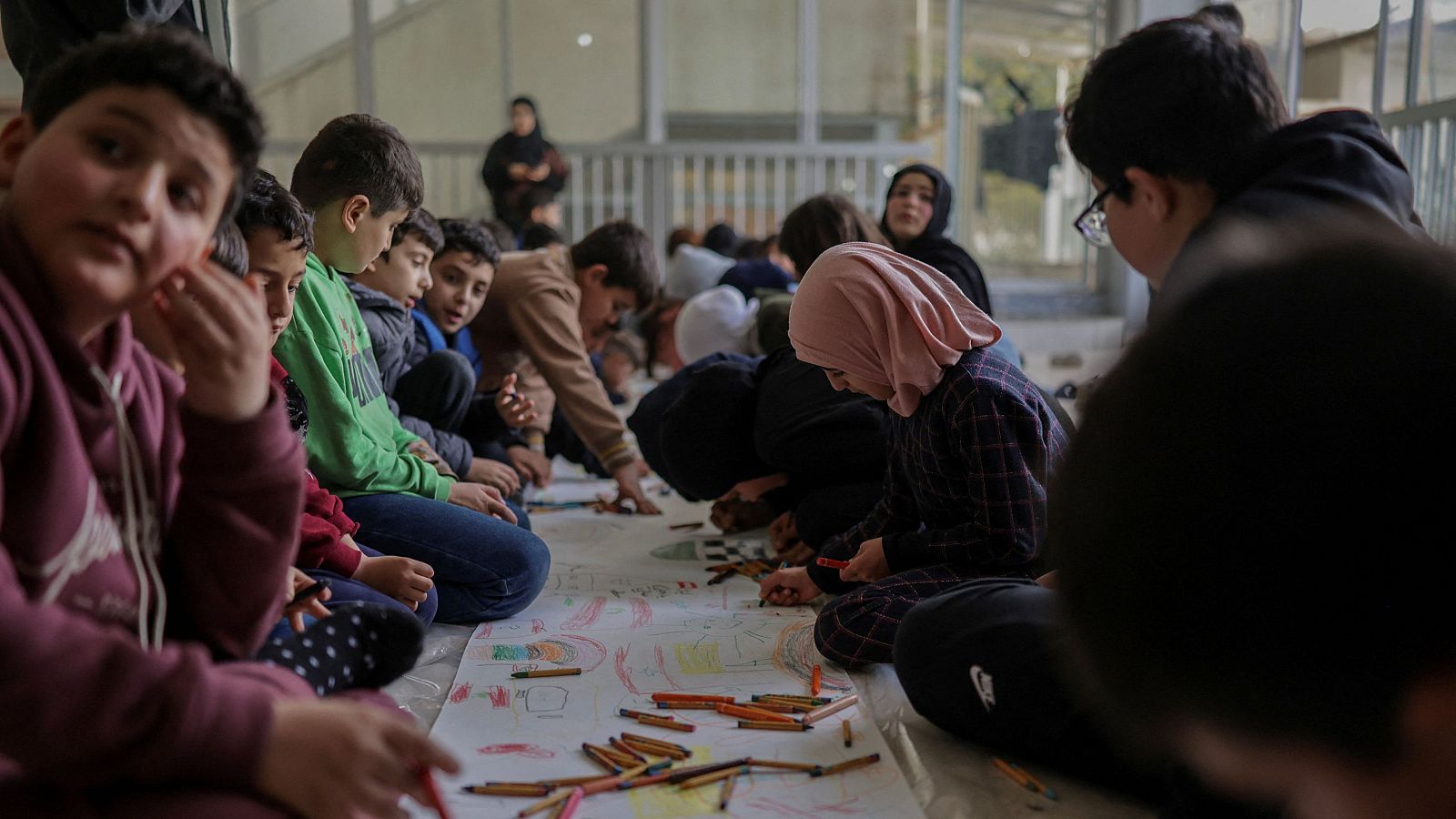 Más de 370 mil niños desplazados por la guerra en Líbano: Cristina y Leila vuelven a reencontrarse en un refugio | Ver