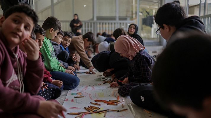 Telediario 1 - Más de 370.000 niños desplazados por la guerra en Líbano: Cristina y Leila vuelven a reencontrarse en un refugio