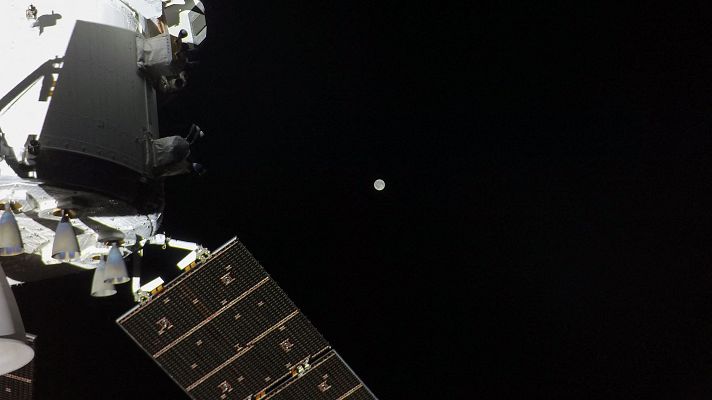 Informativo 24h - La misión Artemis II supera el ecuador de su trayecto: "La Luna se está haciendo definitivamente más grande"