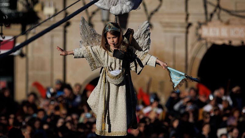Miles de personas asisten en Tudela a la Bajada del Ángel - Telenavarra | Ver