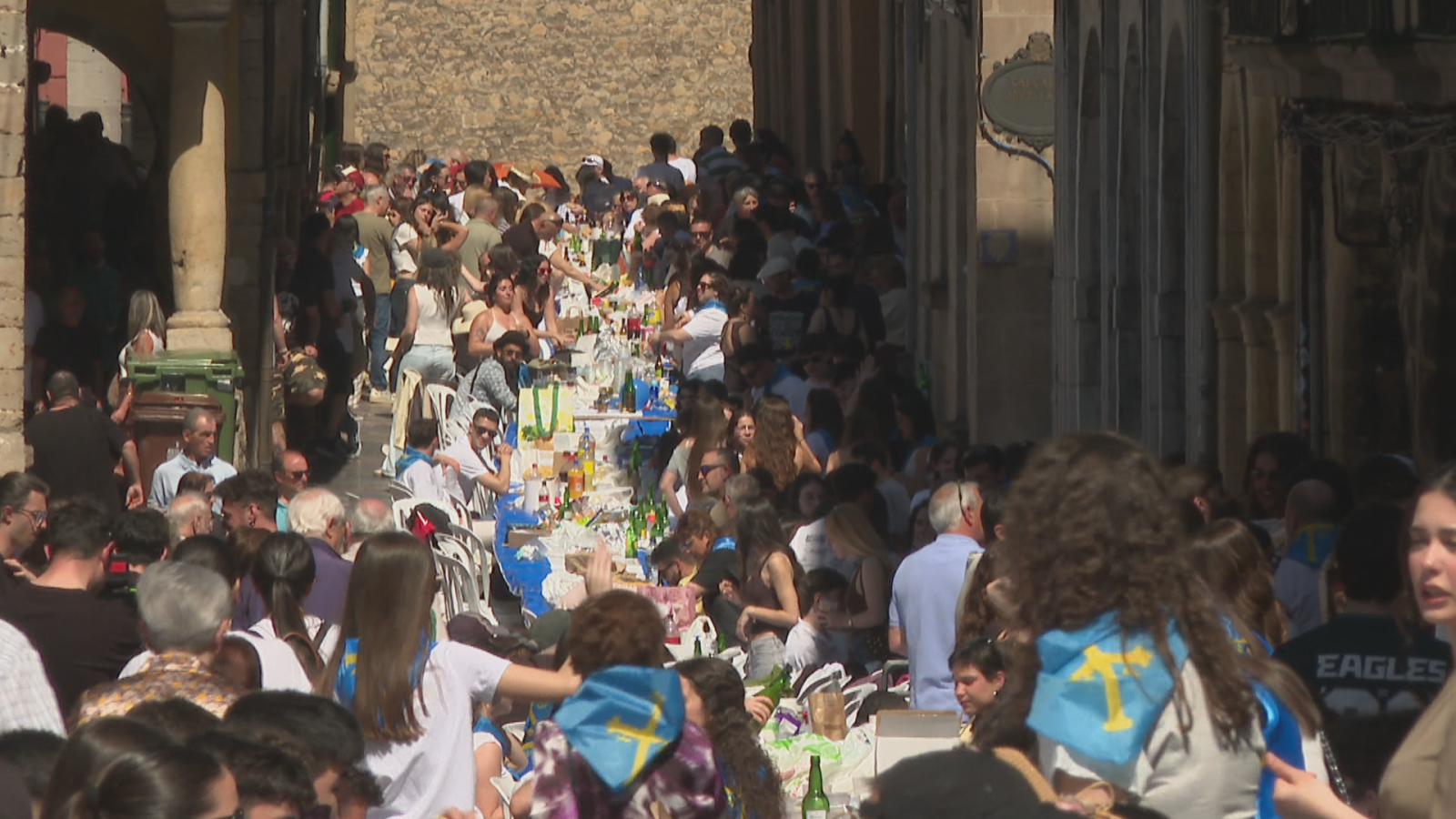 Broche final a las fiestas de El Bollo de Avilés con la tradicional comida en la calle - Panorama Regional | Ver
