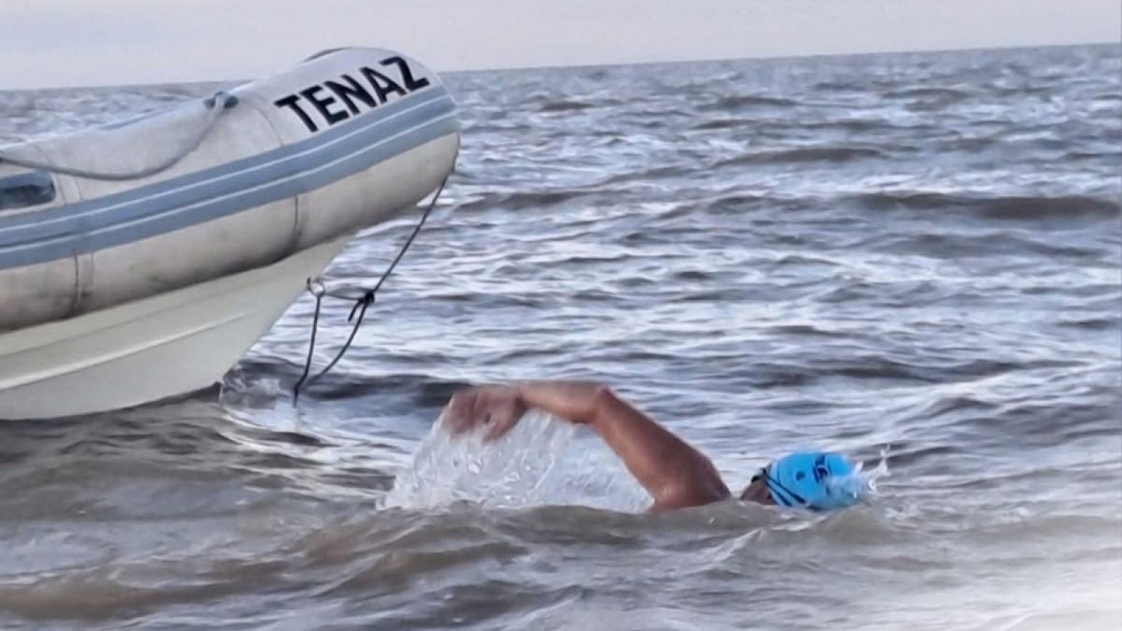 Jorge Crivillés cruza a nado el Río de la Plata - Natación | Ver