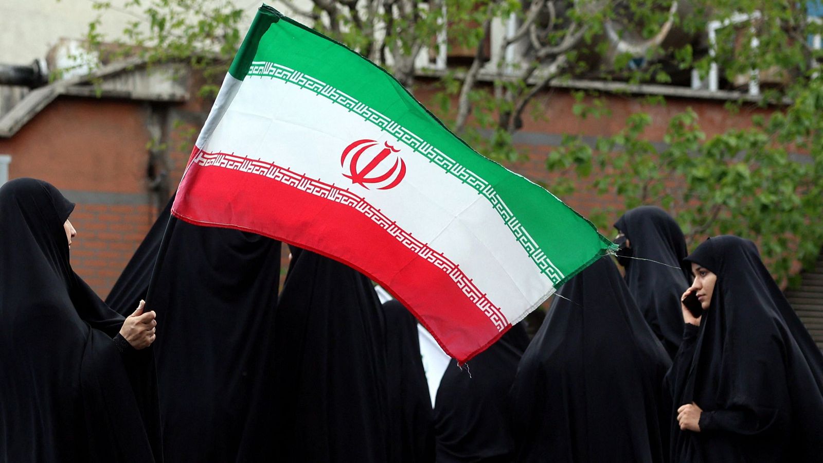 Largas cadenas humanas en Irán para proteger sus infraestructuras de las amenazas de Trump | Ver