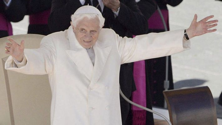 Telediario 1 - Decenas de miles de personas despiden a Benedicto XVI