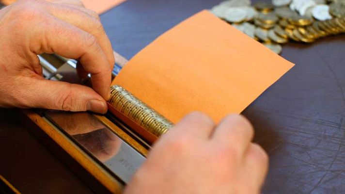 Telediario 1 - Menos dinero en efectivo en España