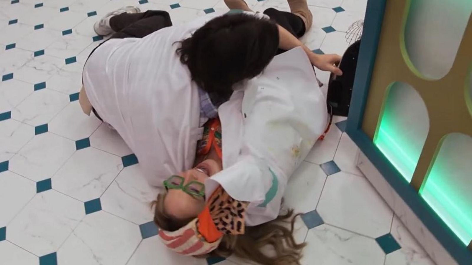 El revolcón de Roi y Benita: "Ayuda, por favor" - Top Chef: Dulces y Famosos | Ver