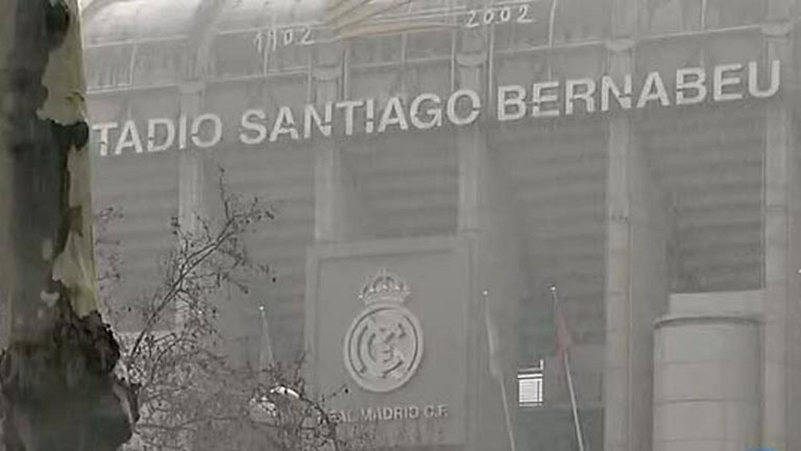 La nieve, un día después de la victoria en el Camp Nou, tiene un significado especial para muchos madridistas. Aunque la que ha caído sobre el césped del Bernabéu se ido derritiendo poco a poco, la euforia entre los aficionados permanece intacta.