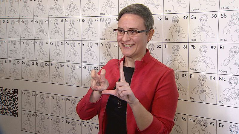 El Museo de la Ciencia expone la primera tabla periódica en lengua de signos