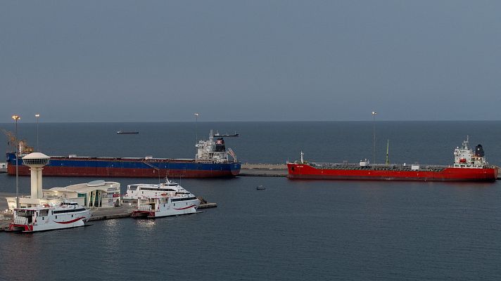 Una hilera de petroleros espera acceso por Ormuz en Omán