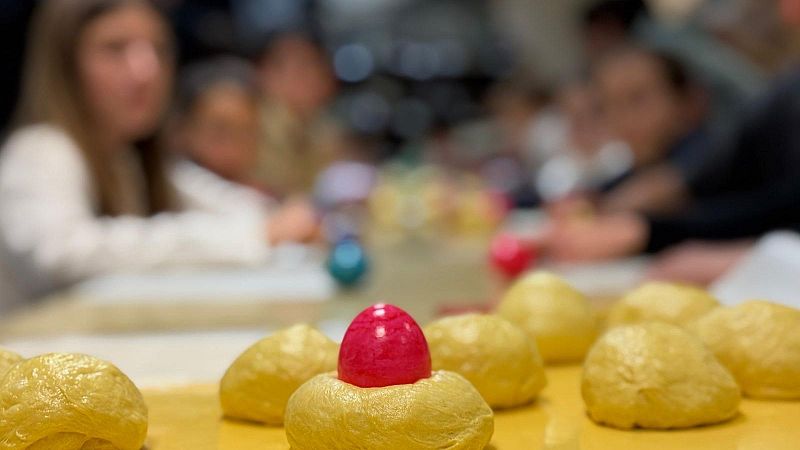 Un taller de monas de Pascua para evitar que se pierda la tradición - L'informatiu - Comunitat Valenciana | Ver
