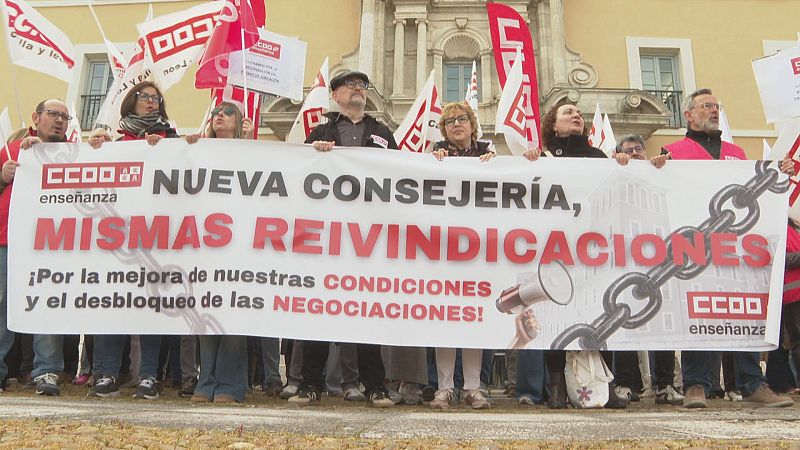 CCOO protesta frente a la consejería de Educación | Ver