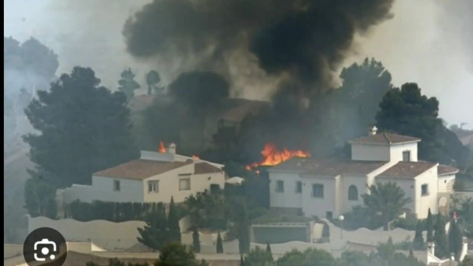 Las urbanizaciones próximas a zonas arboladas son especialmente sensibles a los incendios | Ver