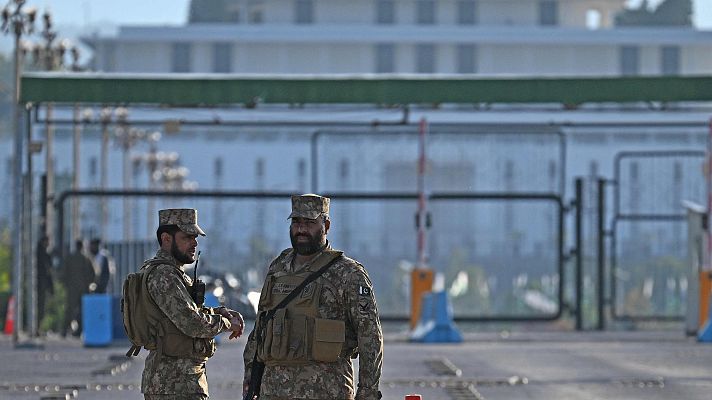 Soldados paquistaníes custodian en Islamabad la zona que albergará las negociaciones de paz entre EE.UU. e Irán