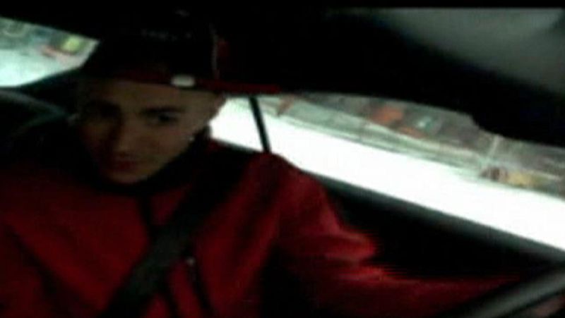 Benzema ha sido fotografiado por la policia conduciendo a 216 kilometros por hora. Fue el sábado 3 justo despues de que el Madrid perdiera con el Granada.. Ahora tendrá que declarar ante el juez por un delito contra la seguridad vial. Puede ser casti