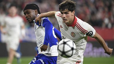 El Sevilla de Garc�a Plaza se ilusiona a costa de un Atl�tico de canteranos y con la mente en la Champions