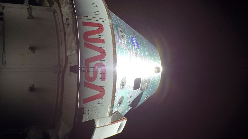 Diario de una vuelta a la Luna en el Canal 24h: diez días históricos y un momento crítico, el amerizaje