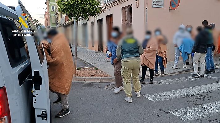 Telediario Fin de Semana - La Guardia Civil libera en Castellón a 80 migrantes víctimas de explotación laboral
