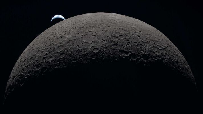 Una imagen muestra la Luna, con su superficie llena de cráteres, y la Tierra visible en el fondo, con sus colores azul y blanco, en el contexto del espacio negro.