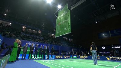 Carolina Mar�n dice adi�s al b�dminton con un emotivo homenaje en el pabell�n con su nombre de su Huelva natal