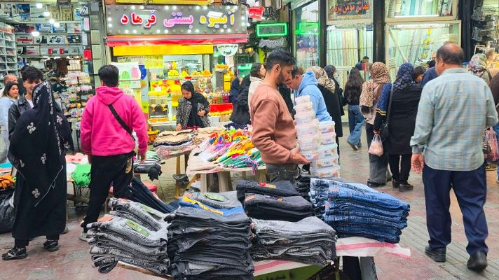 Personas pasean por el bazar de Tajrish, en el norte de Teherán