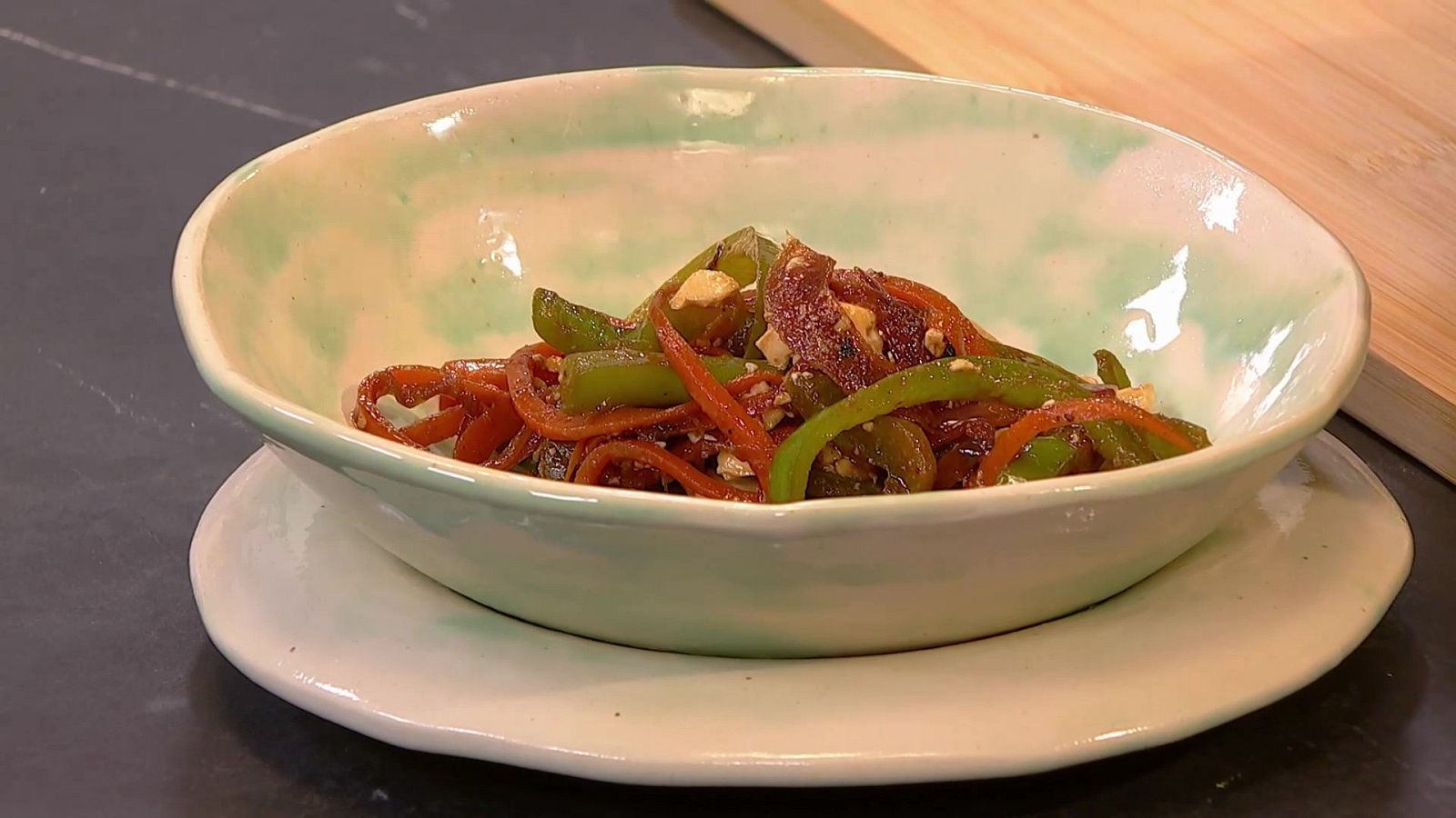 Crema de bròquil, wok de tofu i pinya a la planxa - Cuina Brutal | Veure