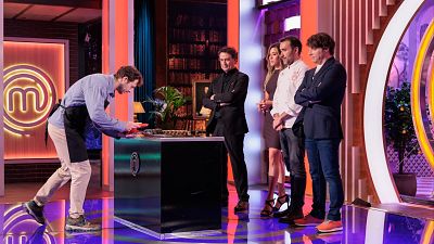 Chambo sorprende con su tarta y firma uno de los mejores postres de 'MasterChef 14'