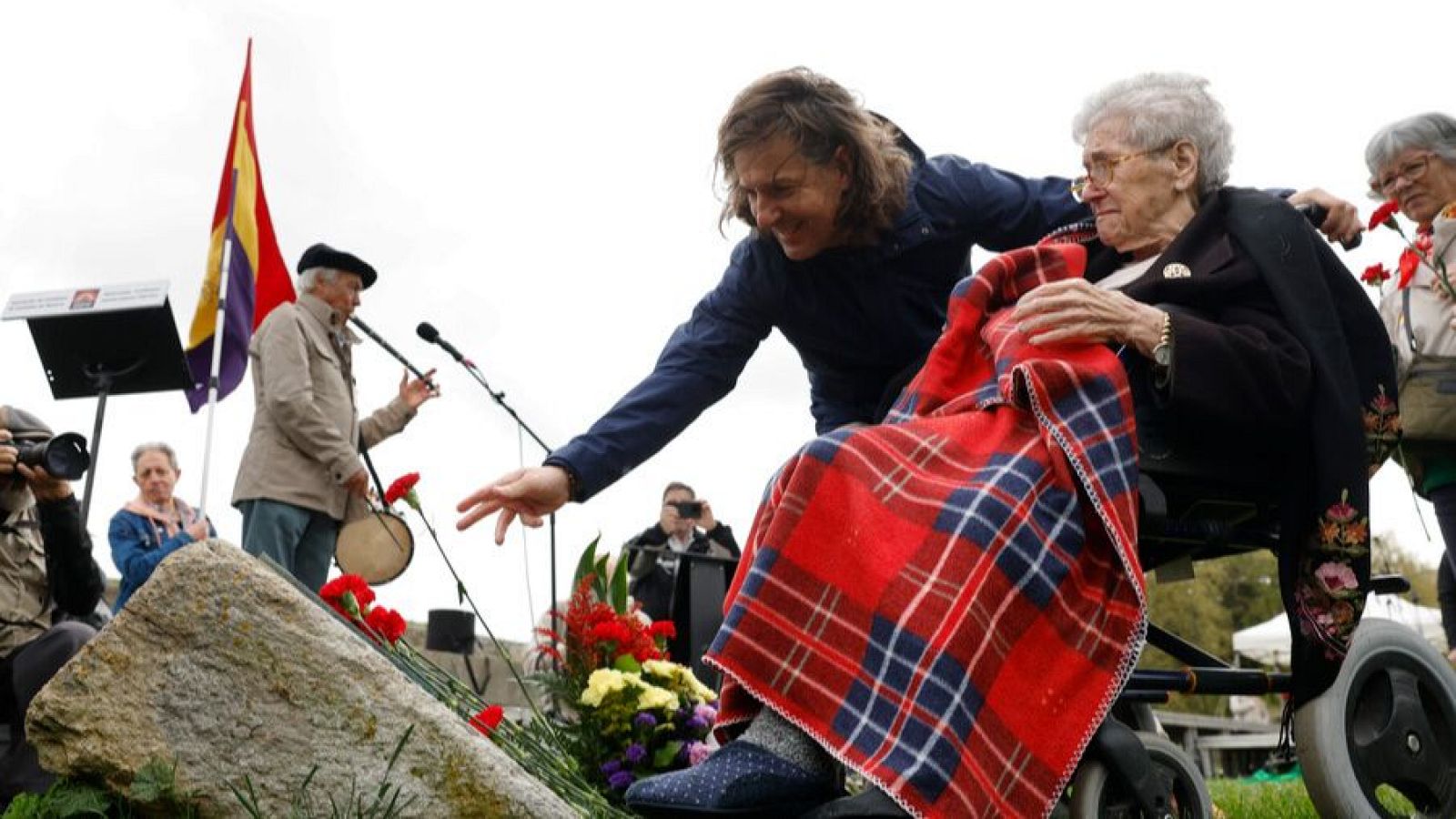 Navarra rinde homenaje a las víctimas del golpe de 1936 - Telenavarra | Ver