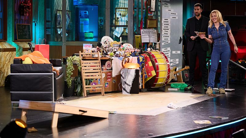 La Revuelta | Henar Álvarez y Broncano juegan al cornhole - La Revuelta | Ver