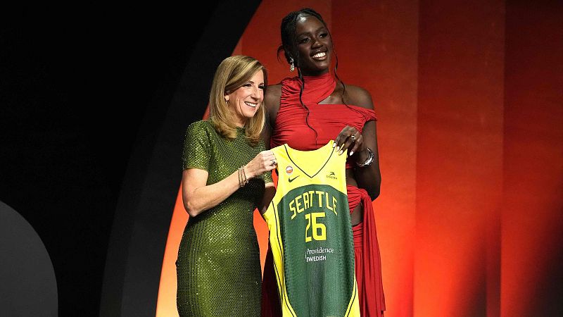 Tres españolas, Awa Fam, Iyana Martín y Marta Suárez, elegidas en del 'draft' de la WNBA | Ver