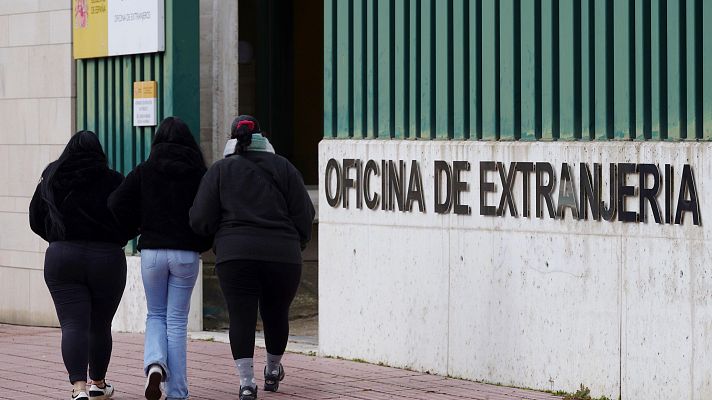 Informativo 24h - El PP y Vox cargan contra la regularización de migrantes del Gobierno que celebra la izquierda