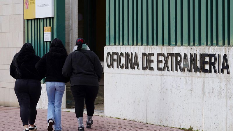 El PP y Vox cargan contra la regularización de migrantes del Gobierno que este martes aprueba el Consejo de Ministros mientras que la izquierda celebra la medida