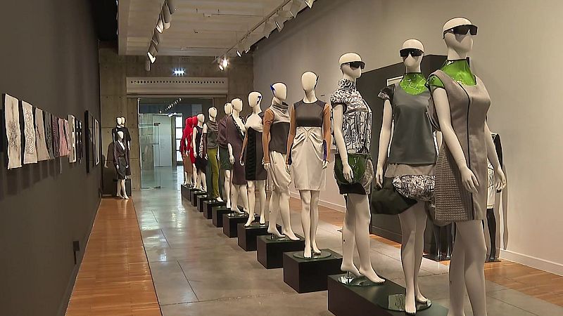 'Cosiendo materia' es la primera exposición monográfica del diseñador de moda aragonés Andrés Jarabo | Ver