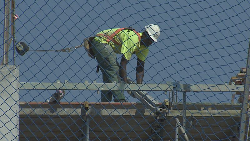 La regularización de inmigrantes podría beneficiar a 2.000 personas en Cantabria - TeleCantabria | Ver