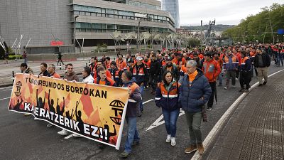 Los trabajadores de Tubos Reunidos mantienen sus protestas en Bilbao mientras que una auditor�a externa confirma la grave situaci�n financiera de la empresa | RTVE Play - Ver ahora