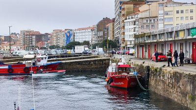 Aparece o cad�ver dun home atado con cadeas no porto de Ribeira - Telexornal - Galicia | Ver