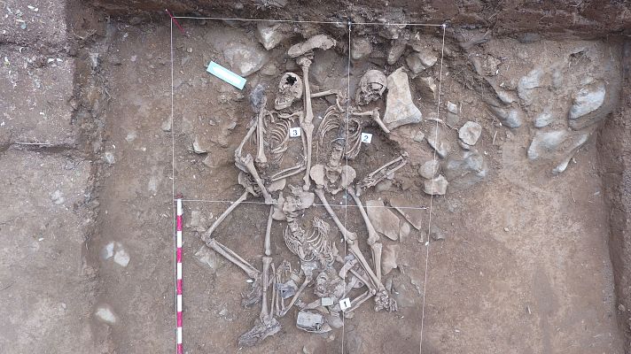 RTVE Noticias Vídeo - Exhumación de la fosa de San Antolin en Peña Lemoa (Bizkaia)